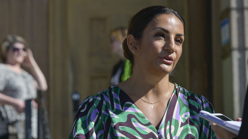 Kulturminister Parisa Liljestrand besökte Naturhistoriska riksmuseet i Stockholm som stänger helt på grund av problem med innertaket.