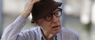 Woody Allen möts av applåder i Venedig