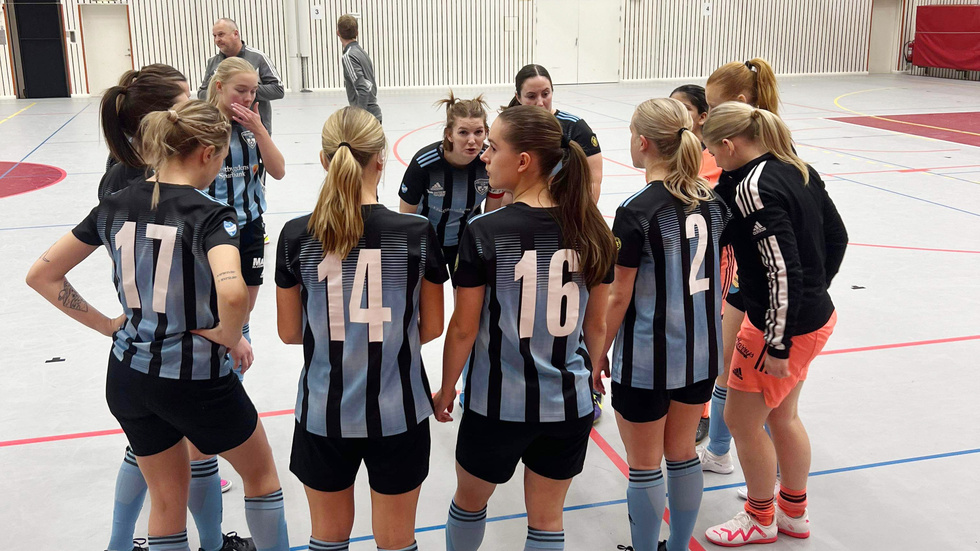 Västerviks Damfotbolls lagkapten Malin Blidfors har ett snack med laget.