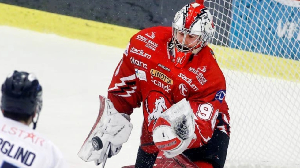 Emil Jidskog är tillbaka i Vita Hästen. Här plockar han pucken i en match mot Karlskoga under sin senaste sejour i klubben.