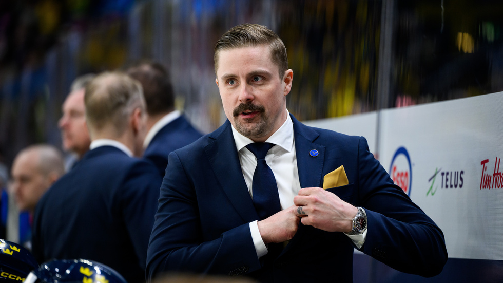 Pierre Johnsson i Juniorkronornas bås under JVM. 