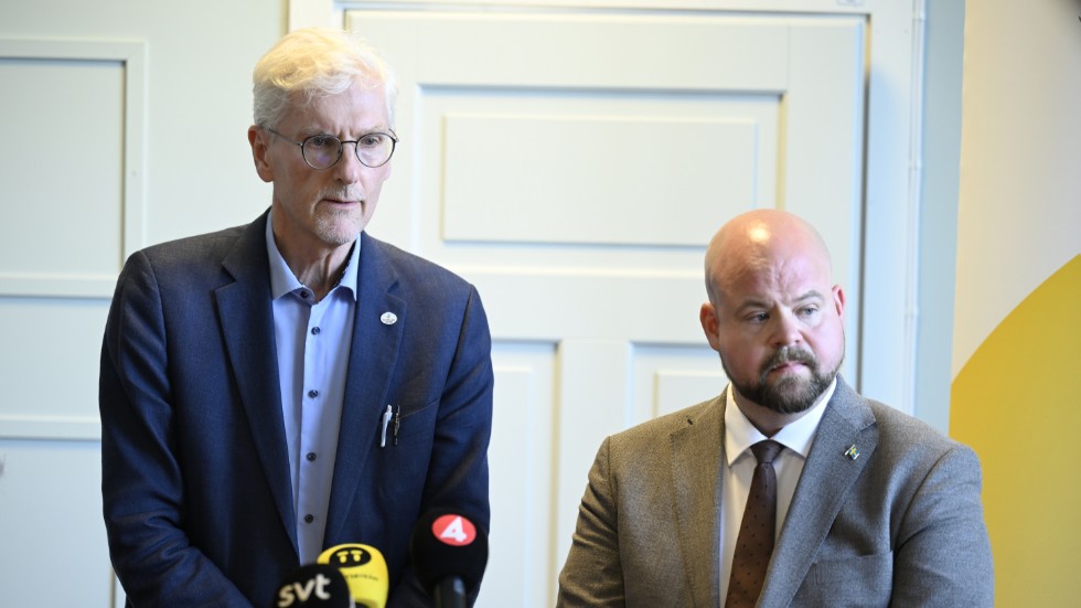 Jan Cedervärn, överdirektör på Jordbruksverket (till vänster) och landsbygdsminister Peter Kullgren på en pressträff i Fagersta.