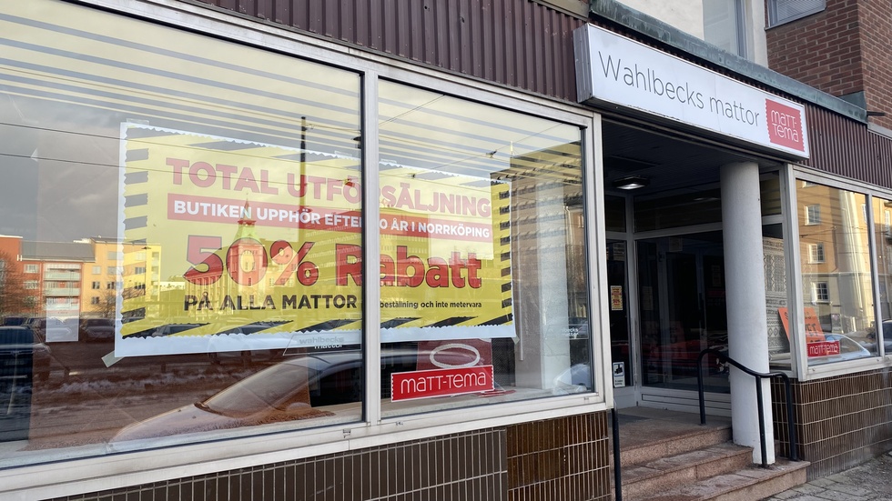 Wahlbecks mattor stänger butiken på Nygatan efter 30 år, men letar samtidigt efter nya och större lokaler i Norrköping.