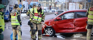 Personbil påkörd i sidan av lastbil i korsning