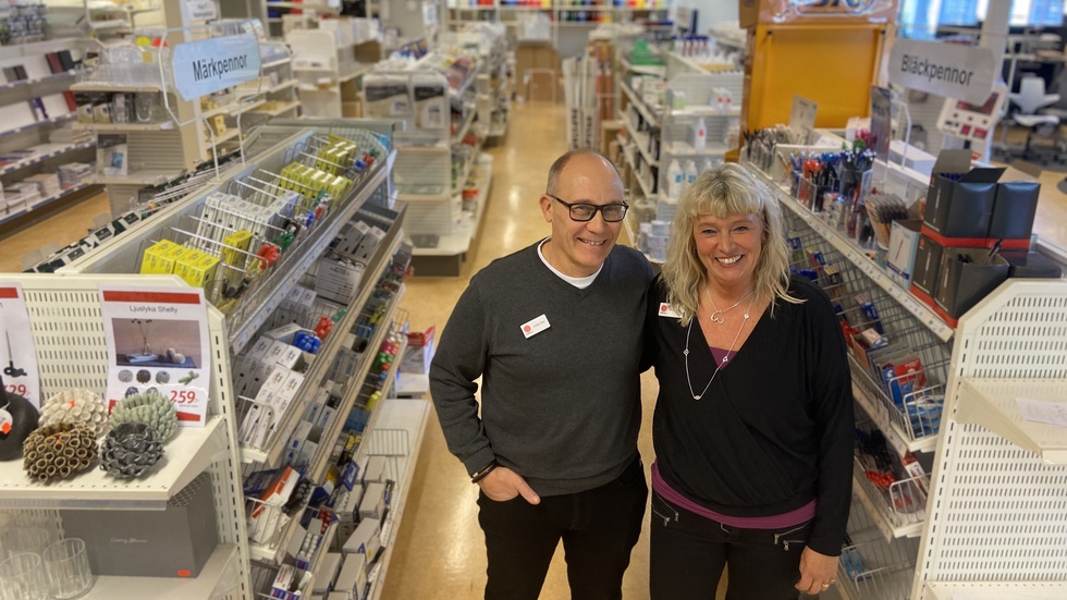 Kullbergs kontorsvaror får en ny ägare. "Det var viktigt för oss att den nya ägaren kommer att behålla butikens lokala profil", säger Krister och Anette Blixt.