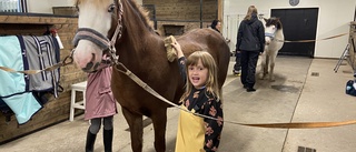 Julia, 6 år, älskar sina fredagar på ridlekis