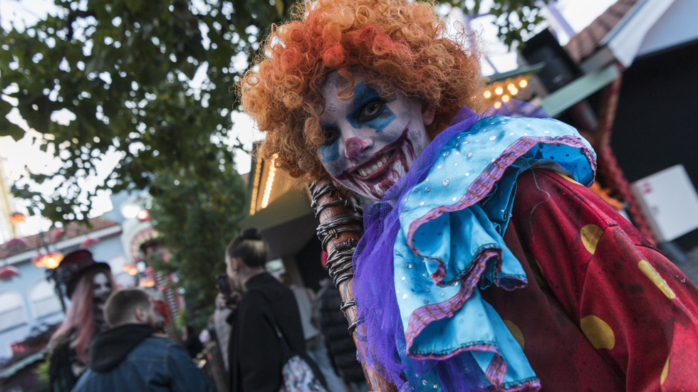 "Uppenbarligen håller vi på att ta efter allt som kommer från USA. Även skräcken för att någon ond clown ska ha en kulspruta gömd under sin Halloween-kostym", noterar tidningens krönikör.