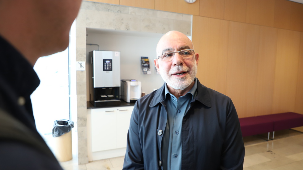 Här intervjuas Linköpingspolitikern Ali Hajar av Corren vid förra veckans rättegång mot en koranbrännare från Linköping.