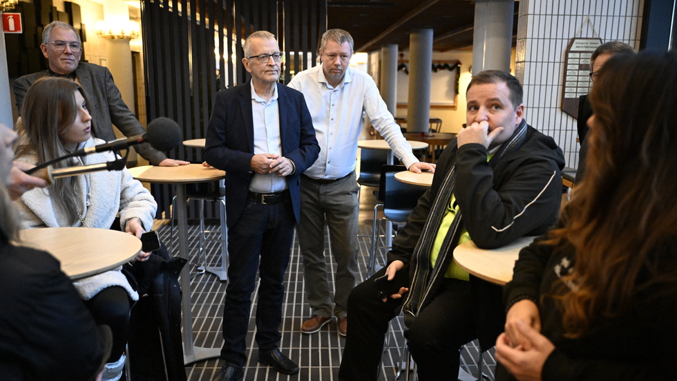 Ronny Johannesson, styrelseordförande Ronneby Miljö och Teknik, Roger Fredriksson, kommunstyrelseordförande Ronneby, Herman Afzelius och PFAS-föreningen i Stadshuset i Ronneby efter Högsta domstolens dom i PFAS-målet.