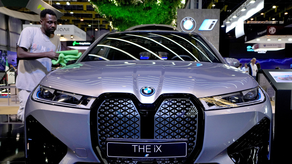 En BMW visas upp i samband med bilmässan i Beirut tidigare i år.
