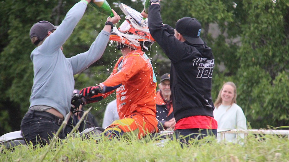 Segerns sötma. Men idrottens värld bjuder även på beska droppar. Här firar Danne Karlsson guld på hemmaplan tidigare i år under sprint-SM. Nu säkrade både han och Matilda Huss cross-SM.