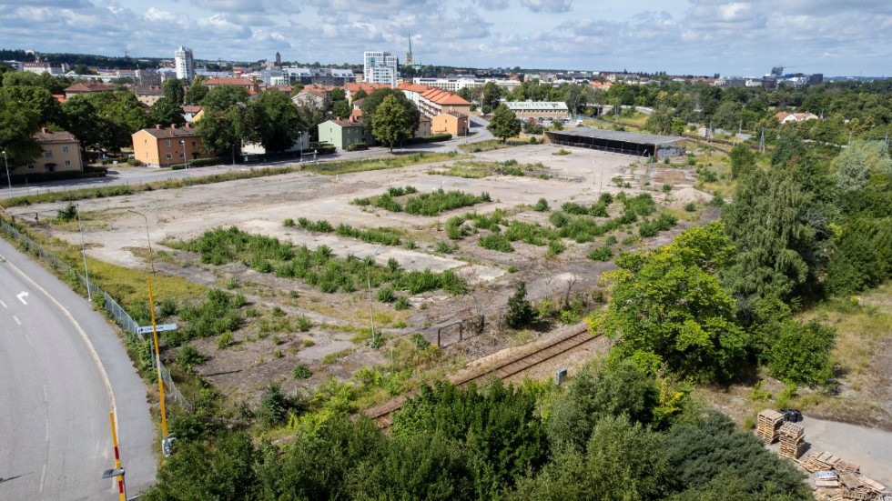 Skanska har väntat länge på att få bygga på ödetomten vid Gamla Tanneforsvägen. Nu, när det står klart att Ostlänken inte ska dras här, hoppas företaget på ett positivt besked.