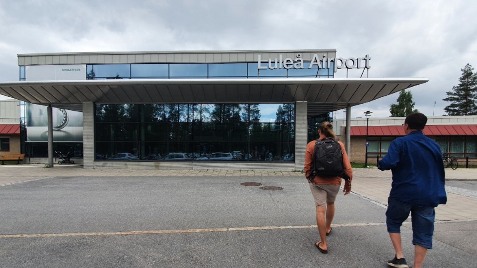 "Vi inte kan få den vård vi behöver i vår egen region. Vi flyger Luleå – Arlanda som skottspolar för ögonoperationer och inprovning av hörapparater", skriver insändarskribenten. (Arkivbild)