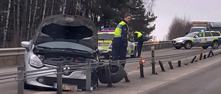 Bil körde in i vajerräcke på E20