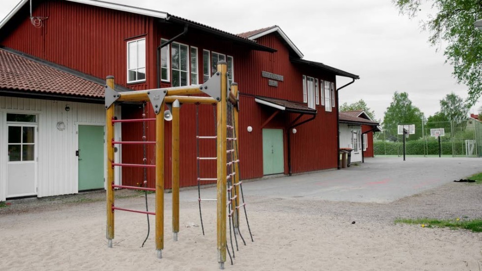 En man stoppade en bil utanför skolan och ville ha lift. När han nekades ska han ha dragit fram en kniv ur fickan.