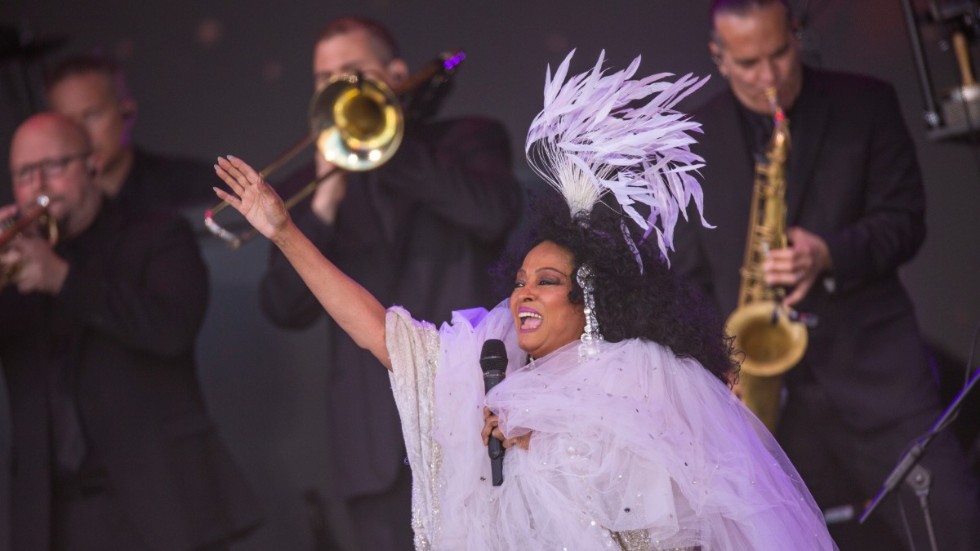 Diana Ross inledde eftermiddagsshowen i Somerset med ”I'm coming out” och framförde sedan sjutton låtar, både gamla och nya.