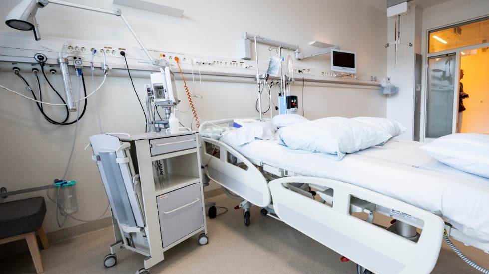 "De senaste åren har 100 sjuksköterskor slutat på akutkliniken", konstaterar debattörerna, som skriver att V:s tidigare insikter om arbetstidsförkortning "åkte på sophögen när regionens förändringsfientliga socialdemokrater bjöd in dem i värmen."