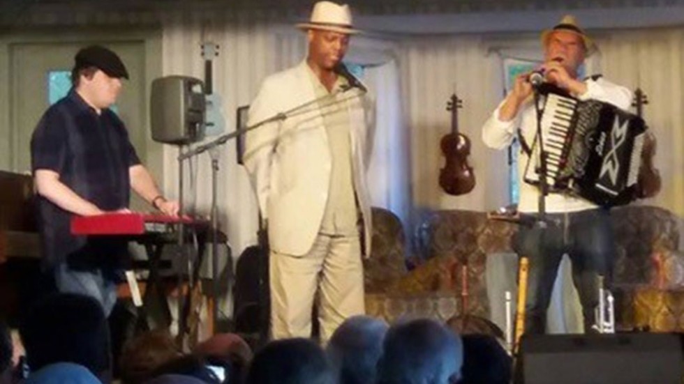 Eric Bibb gästade under en av helgens spelningar på Teater Klämman.