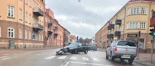 Bilist mejade ner trafikljus i centrala Eskilstuna