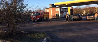 Brand i jaktstuga och bensinläckage sysselsatte räddningstjänsten