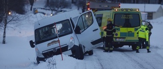 Färdtjänstbuss i diket vid Balsta