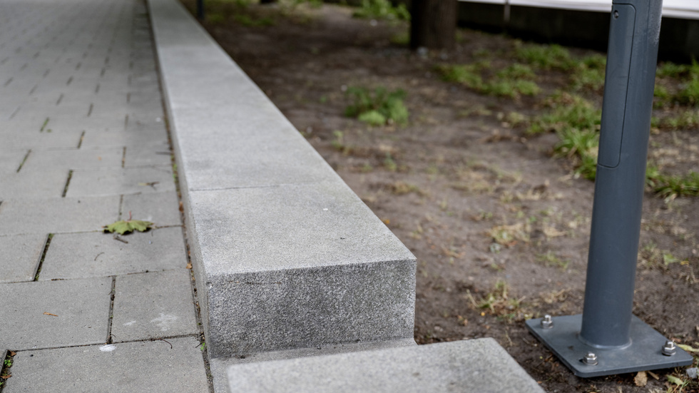 Ett glapp mellan kantstenarna gör att vattnet lätt kan rinna bort från trottoaren och ner i planteringen.