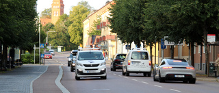 Trött på sportbilar som gasar – stoppa trafiken på Östgötagatan 