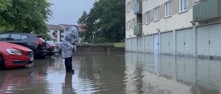 Pumpar fortfarande bort vatten – flera dygn efter regnovädret