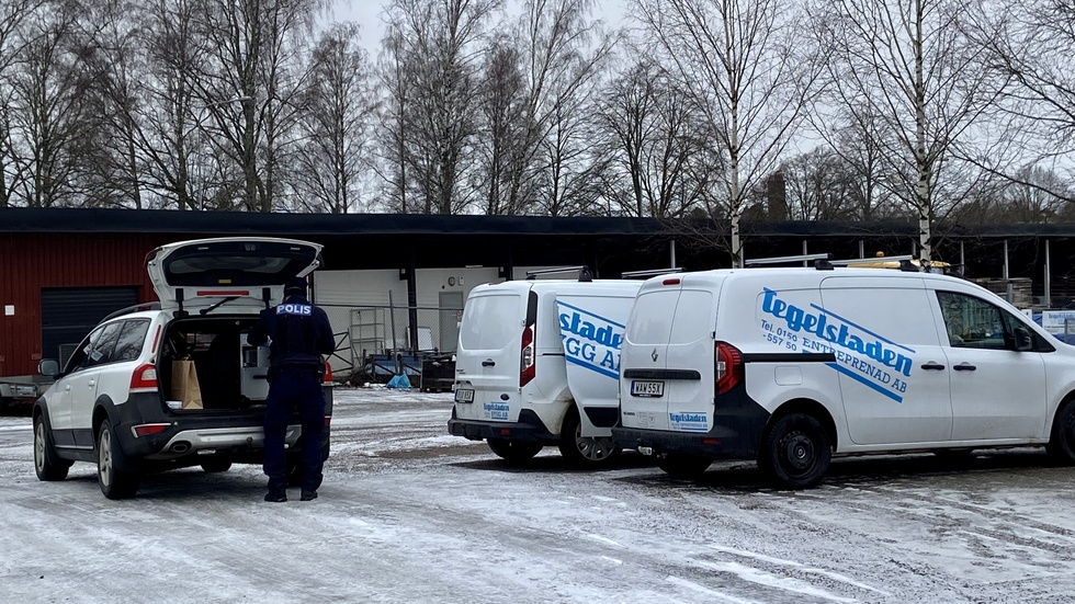 Polisen undersöker bilarna för att kunna säkra spår.