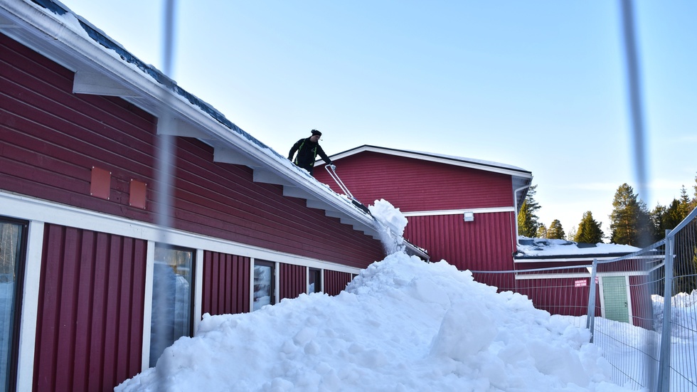 Takskottning pågår för fullt på Yttre Ursviksskolan i Ursviken. "Vi har hållit på sedan förra veckan och skottat ungefär halva taket."