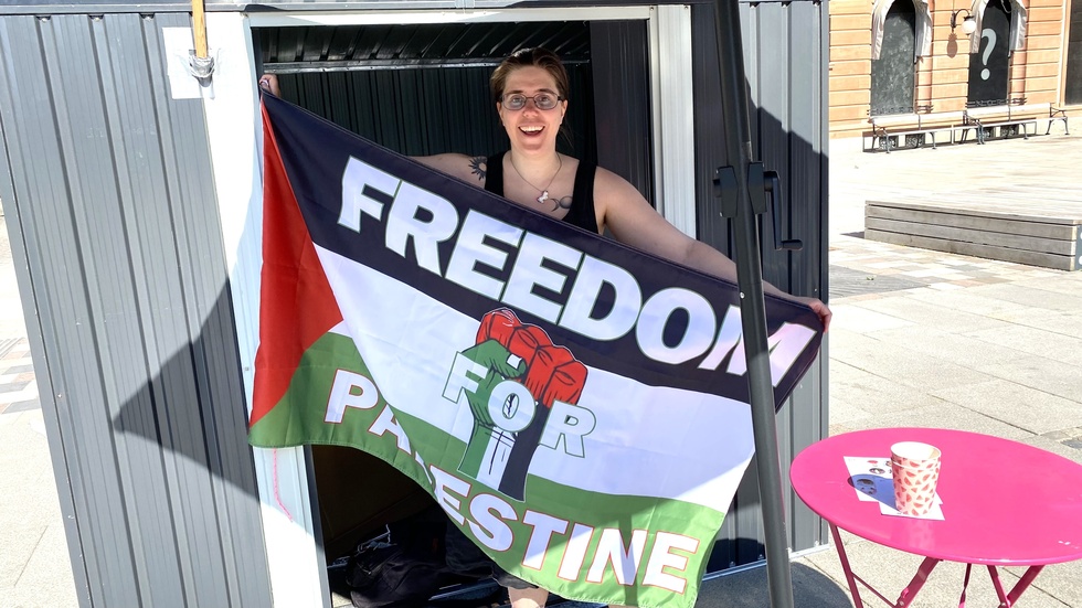 Feministiskt initiativ och partiet Vändpunkt har väckt reaktioner med sin Palestinaflagga på Stora Torget.