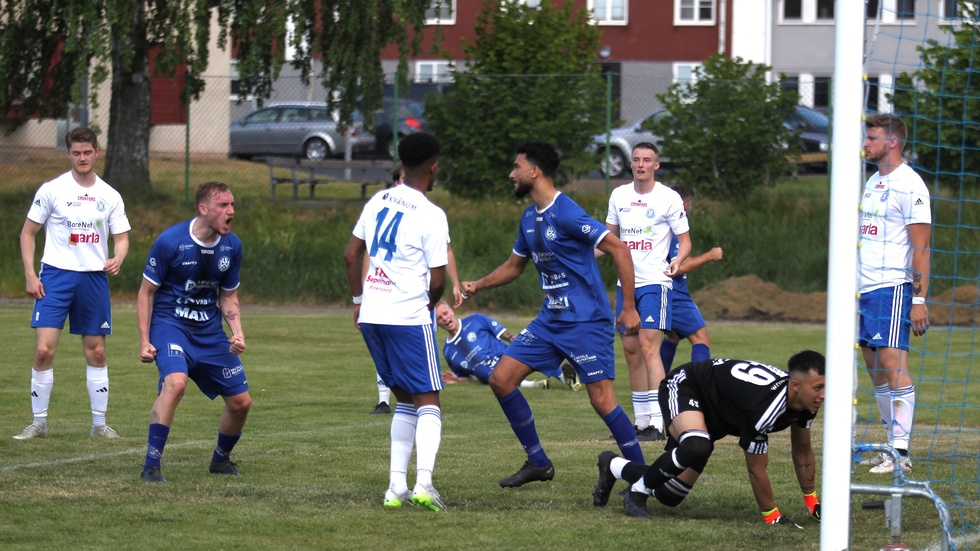 LSW IF:s back Elliot Grahn, som här jublar för mål i derbyt mot Borensbergs IF 2024, är klar för spel i division 2-klubben Lidköpings FK.