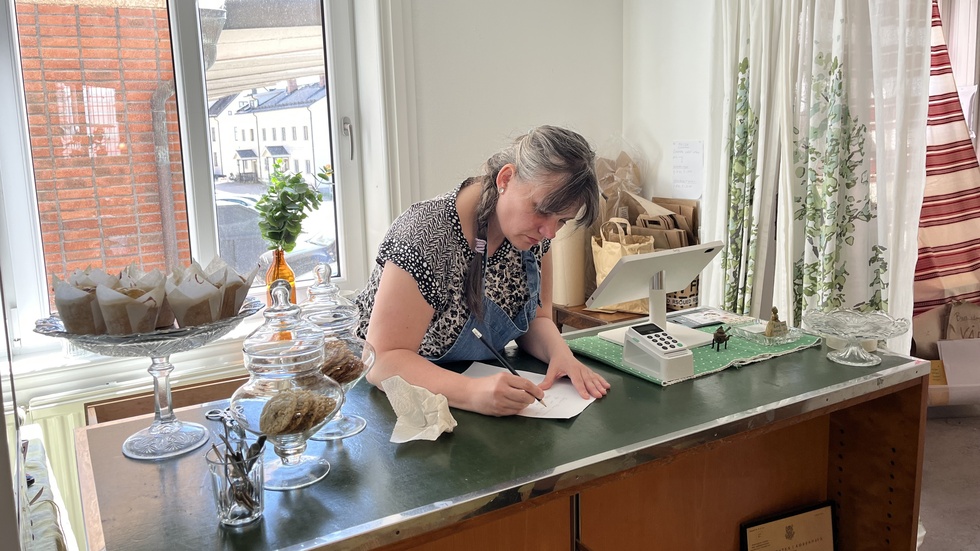 "Eftersom Green Fika inte kommer att ha lokalen kvar så har vi pratat om att fortsätta på annat sätt. Vi kommer fortsätta vara med på författarkvällar på bokhandeln och ha pop up-café där och kanske på andra ställen också", berättar Anna Rixman som driver Green Fika i Vimmerby. 