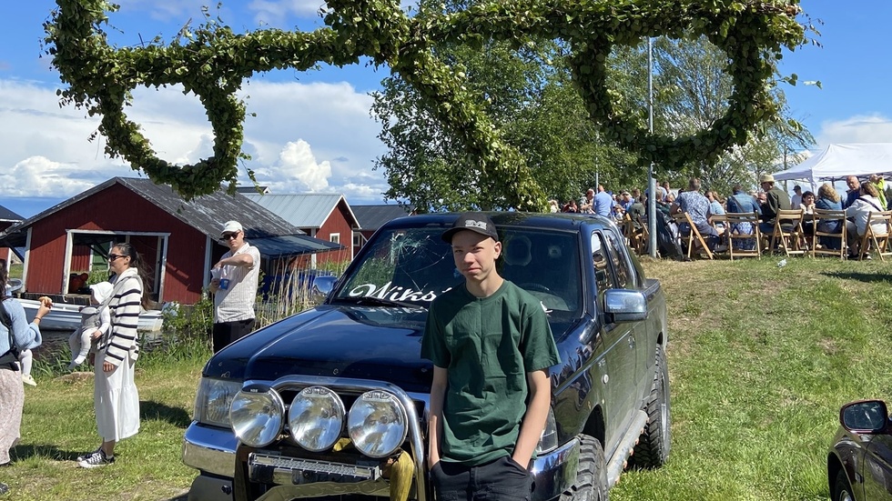 Arvid Wikström med sin A-traktor. "Jag hade en julgran på den i julas och eftersom jag skulle ställa ut min EPA här nu tänkte jag att det passade bra med en midsommarstång."