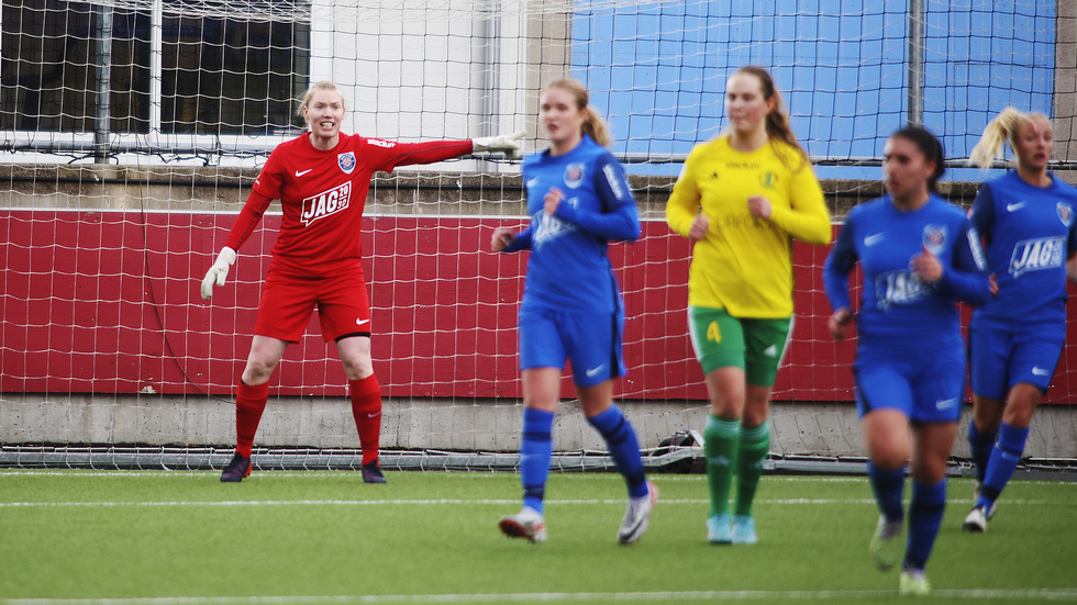 Hedvig Lindahl kom in och tog över Tunavallen med sin stora pondus.