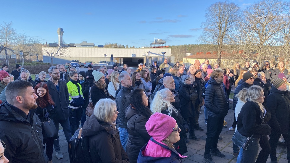 Många Finspångsbor hade samlats vid Förvaltningstorget för att protestera mot beslutet.