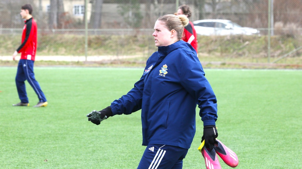 Agnes Nilsson kliver av planen med känningar i låret.