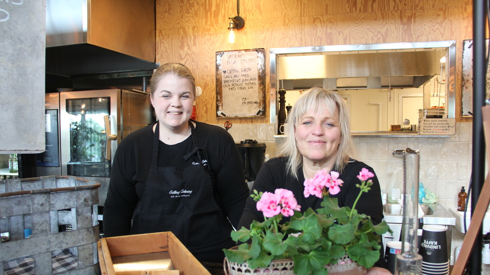 Elin Lundström, 32, och Carina Sälling, 55, lämnade Uppsala för att ta över lunchrestaurangen i CIK i Knivsta. Att jobba tillsammans som mor och dotter är en trygghet, tycker de.