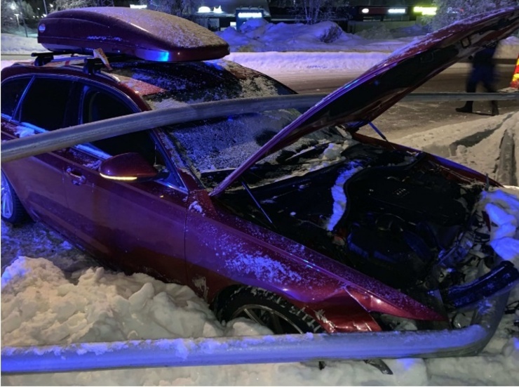 En man döms för vårdslöshet i trafik efter en bilfärd som slutade vid ett räcke i en rondell.