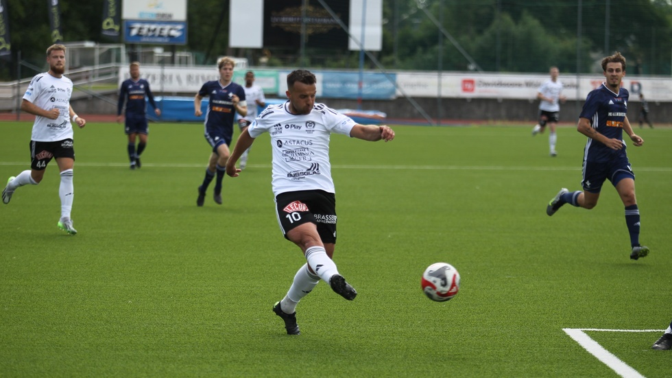 Valon Silka i Motala AIF spelar in. Matchen mot Kumla slutade 5-5.