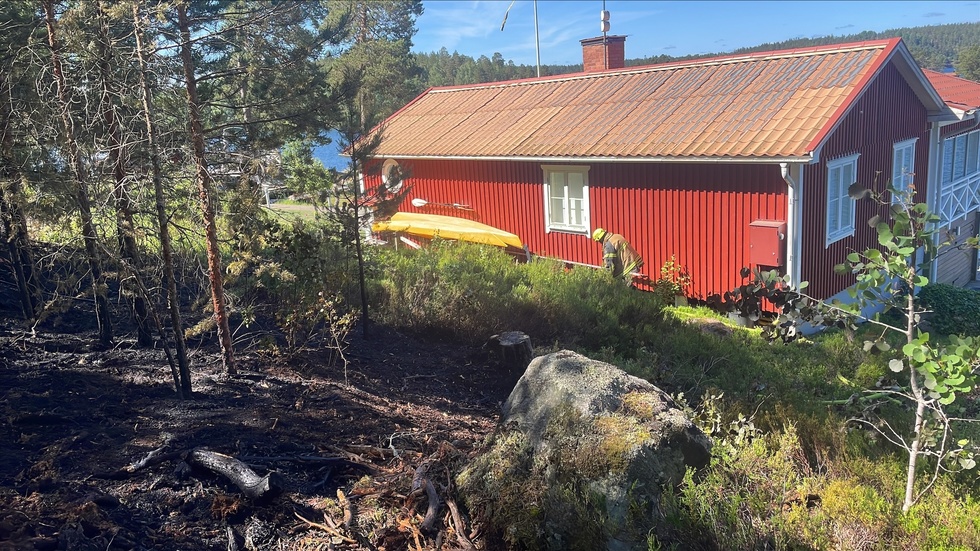 Nära, nära. Bara knappt en meter ifrån fastigheten fick man stopp på skogsbranden. 