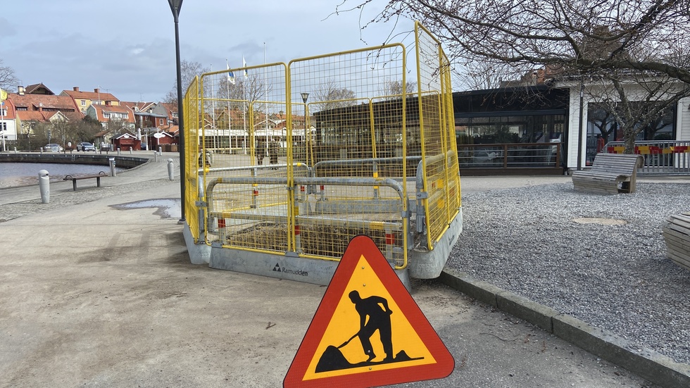 Det gula och flera meter höga staketet kom upp vid lunchtid på fredagen.