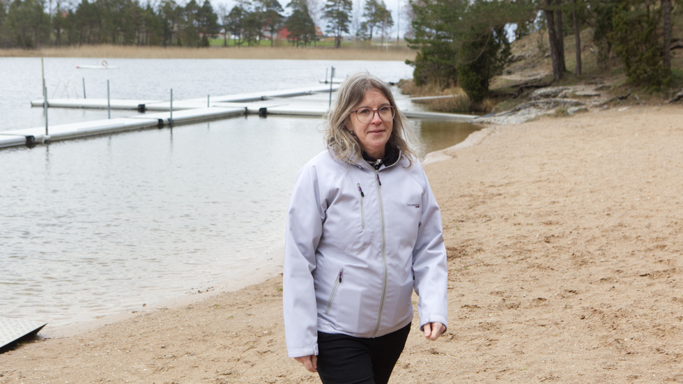 Maria Berglund, som ibland kallas Mia, vid den badplats som blev en språngbräda för hennes engagemang.