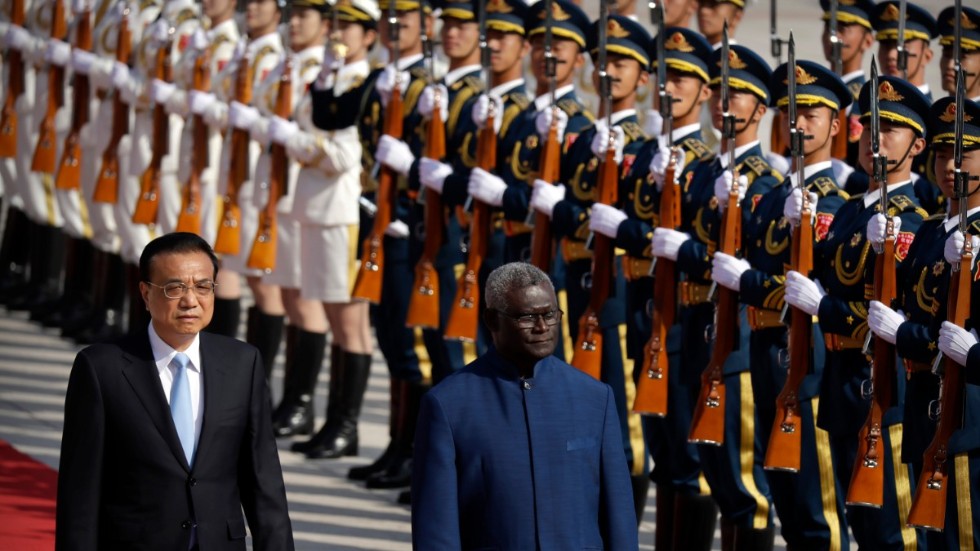 Kina och Salomonöarna har knutit an under flera års tid. Här träffas Kinas premiärminister Li Keqiang och Salomonöarnas premiärminister Manasseh Sogavare i Peking i oktober 2019. Arkivbild.