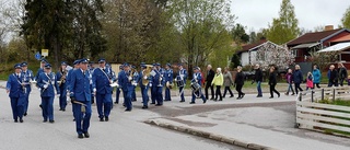 Traditionsrik vårmarsch genom Gunnebo