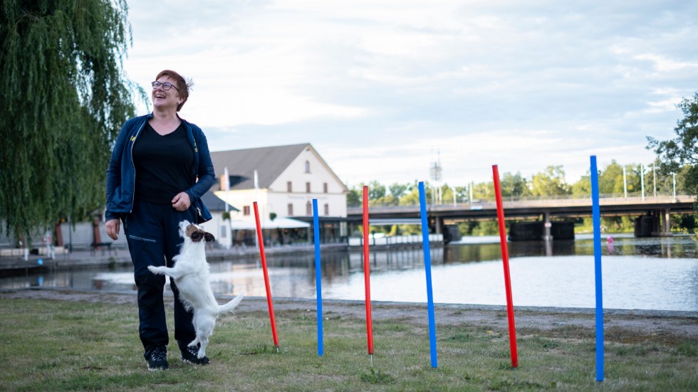 Margareta Fransson och hunden Emma tränar och tävlar i agility. Ofta tränar de tillsammans nere vid Stångån i Linköping. "Vi brukar bjuda på en liten show för de som sitter på bänkarna här. Ofta får vi applåder."