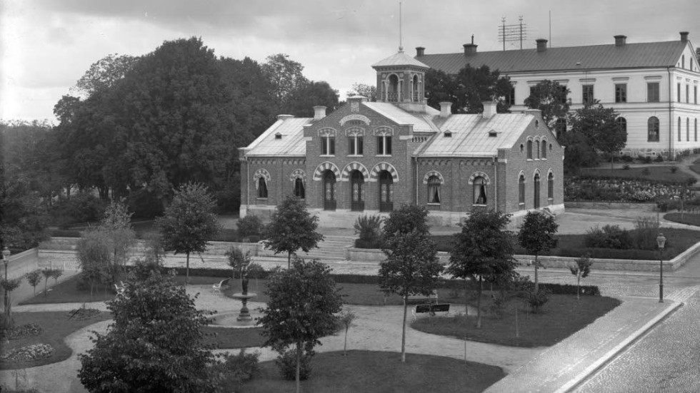 Tingshuset. Bilden på Tingshuset togs 1905, ungefär 10 år efter att arkitekten Emil Viktor Langlets skapelse uppfördes. På bilden syns också realskolan (1864) och Enköpings första park, Afzelii-parken.