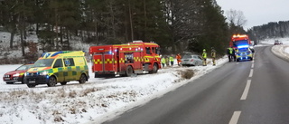 Förare satt fast efter att ha kört i diket