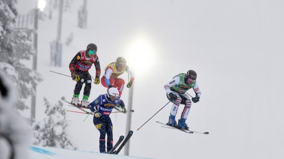 Sveriges Viktor Andersson, vit hjälm, kom tvåa i skicrossens världscupsprint i Idre.