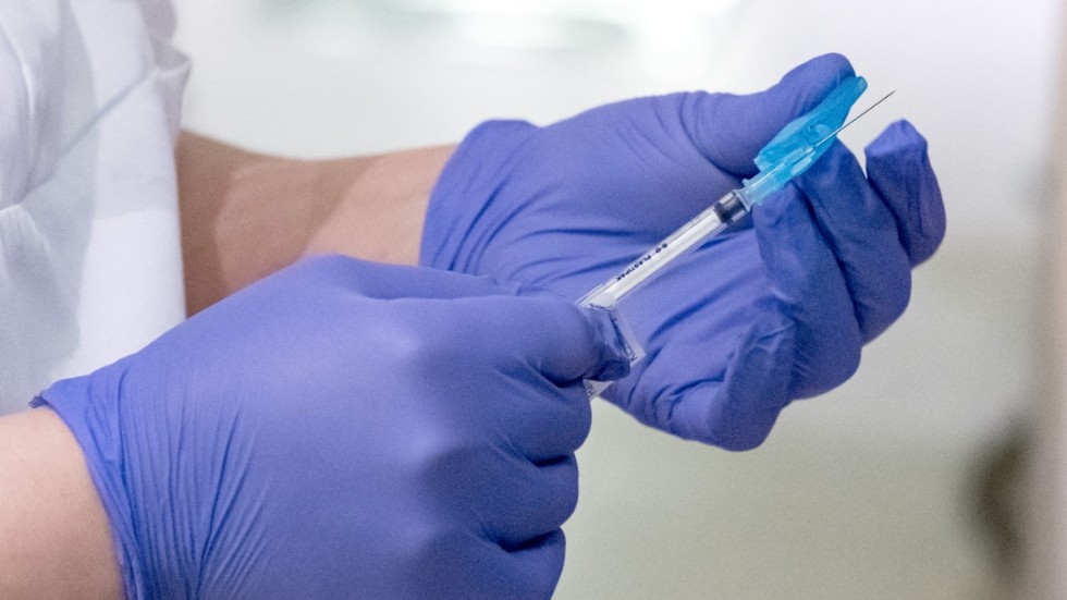 Efter obduktion av en man som avlidit av hjärtstopp uppger Läkemedelsverket att det inte finns några indikationer på koppling till den vaccinspruta mannen fått. Arkivbild.